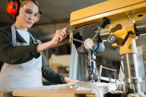 CNC-Maschinen im Überblick: Technologien, Komponenten, Bearbeitungsverfahren und Einsatzgebiete