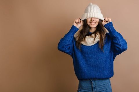 Layered Clothing Guide: Essential Layers, Outfit Ideas, Fabric Choices and Weather-Based Styling